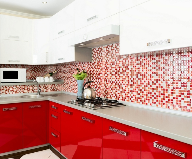 Красно белая угловая кухня фото в интерьере