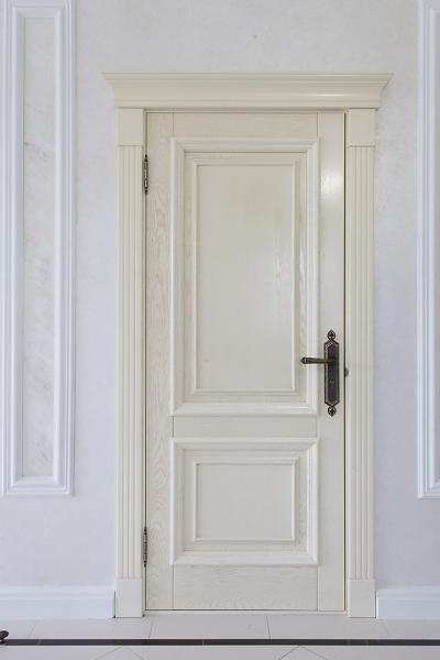 Дубовая дверь в классическом стиле